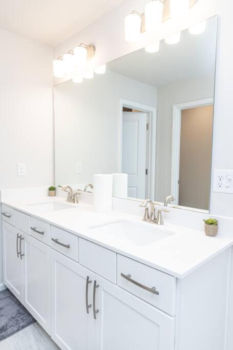 New Spacious 3 Bedroom Suite Garage Parking Free Wi-Fi Office Space And Patio View Duluth Kültér fotó