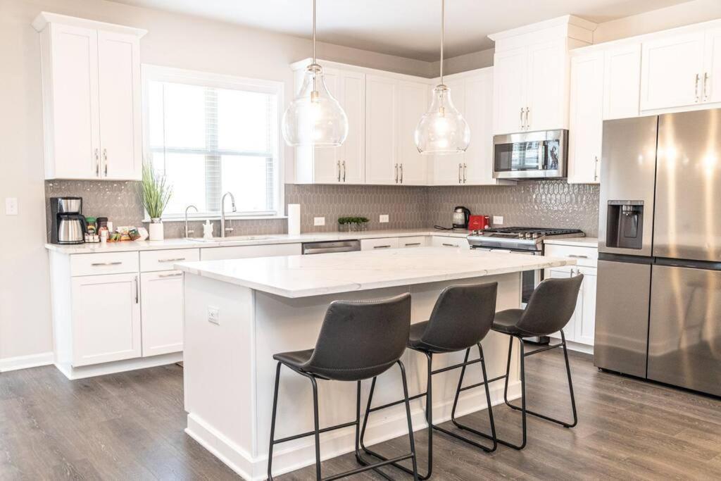 New Spacious 3 Bedroom Suite Garage Parking Free Wi-Fi Office Space And Patio View Duluth Kültér fotó