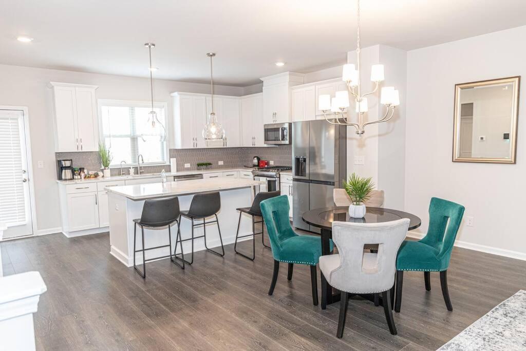 New Spacious 3 Bedroom Suite Garage Parking Free Wi-Fi Office Space And Patio View Duluth Kültér fotó