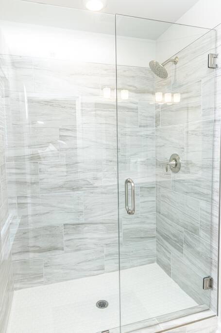 New Spacious 3 Bedroom Suite Garage Parking Free Wi-Fi Office Space And Patio View Duluth Kültér fotó