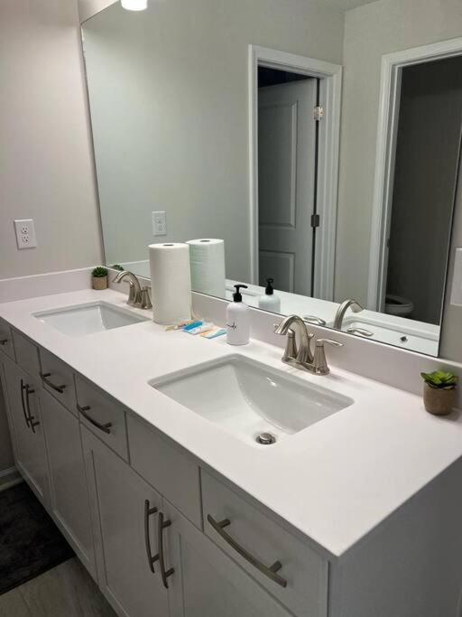 New Spacious 3 Bedroom Suite Garage Parking Free Wi-Fi Office Space And Patio View Duluth Kültér fotó